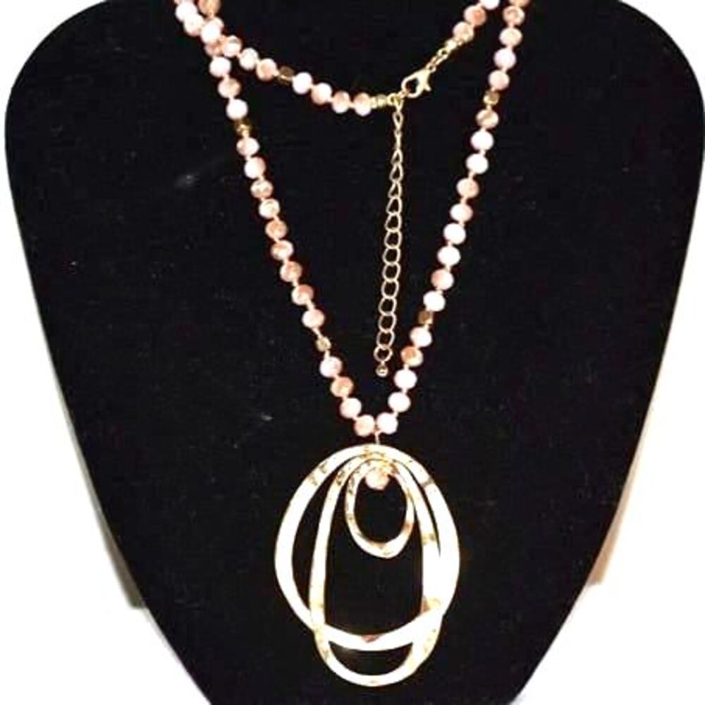 Vintage Sparkle Bright Hammered Oval Gold Tone Pink Beaded Pendant Y2K Necklace